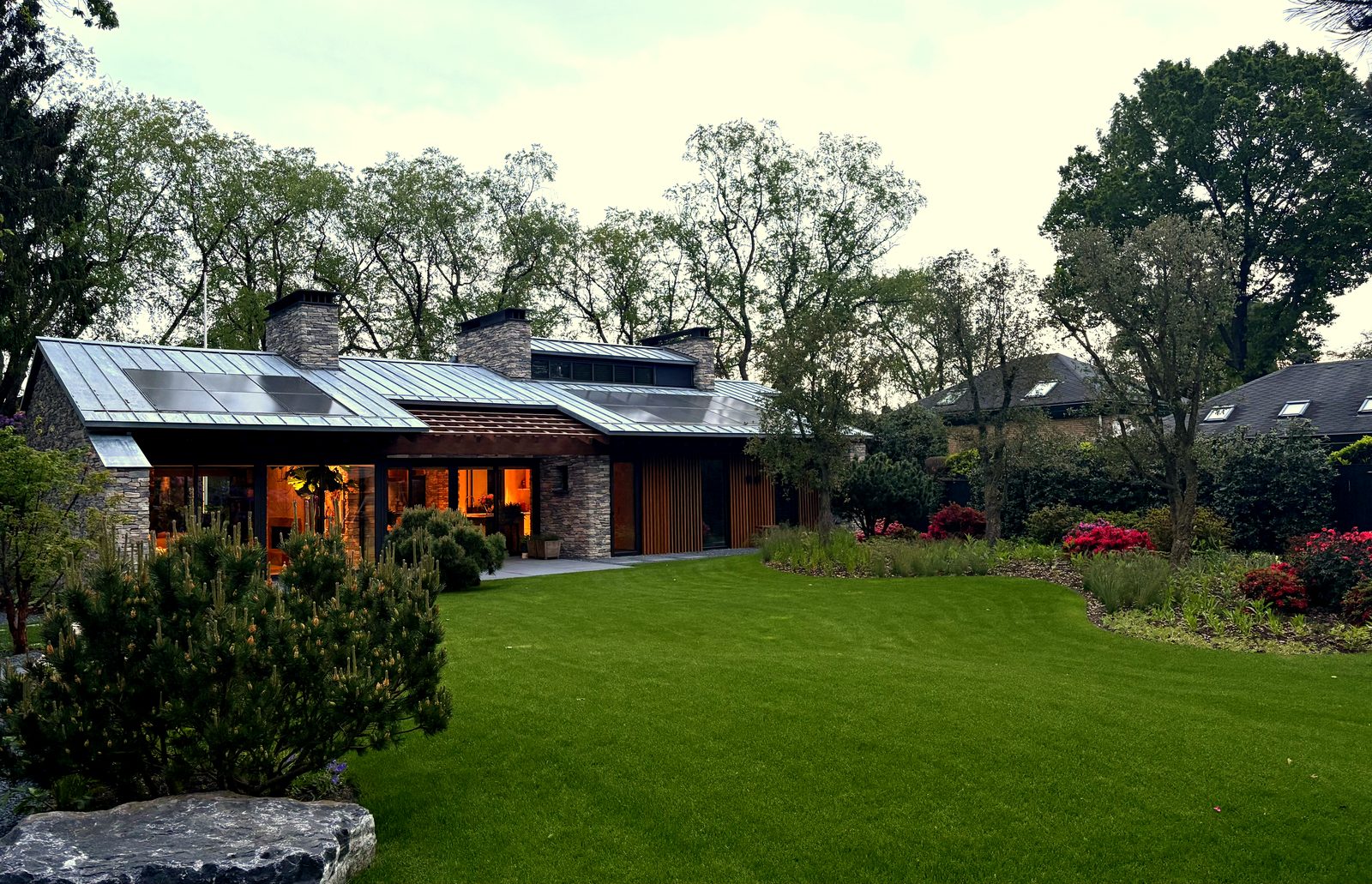 Tuin door Landhart Tuinen — volwassen beplanting rond terras en gazon